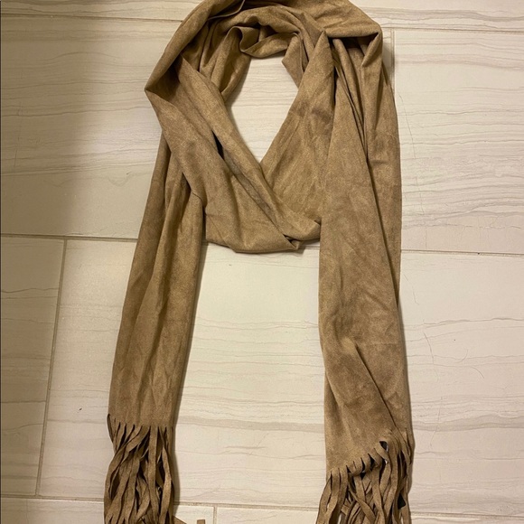 Camel colored fringe scarf - Picture 1 of 3